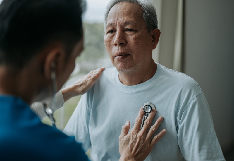 A patient receives hospice care for advanced heart disease in Los Angeles & Orange Counties